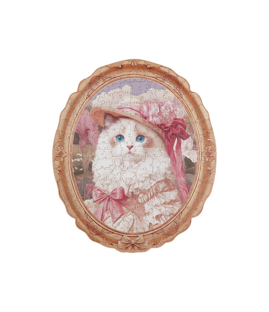 Wiosenna Kotka Rowood TA005 Springtime Kitty Portrait – gotowe puzzle na białym tle, widok z przodu — biały kot z niebieskimi oczami w różowym kapeluszu w owalnej złotej ramie