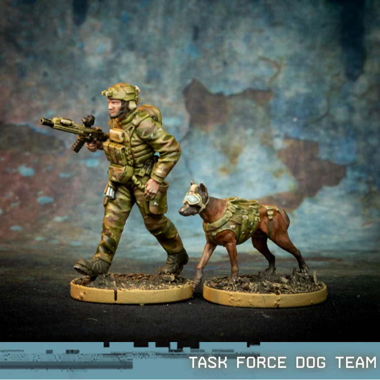 Task Force Dog Team Spectre Miniatures – operator sił specjalnych z psem bojowym w uprzęży taktycznej i kamerą, MCX Spear, 28mm widok z boku
