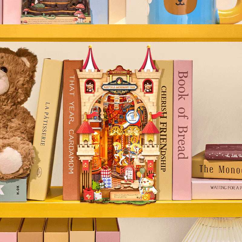 Fairytale Amusement Park Book Nook – zbliżenie na szczegóły modelu, figurki i dekoracje