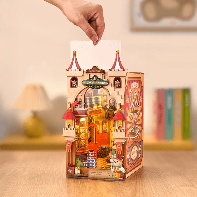 Fairytale Amusement Park Book Nook – zbliżenie na wnętrze z lodziarnią i postaciami