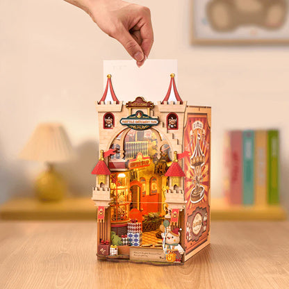 Fairytale Amusement Park Book Nook – zbliżenie na wnętrze z lodziarnią i postaciami