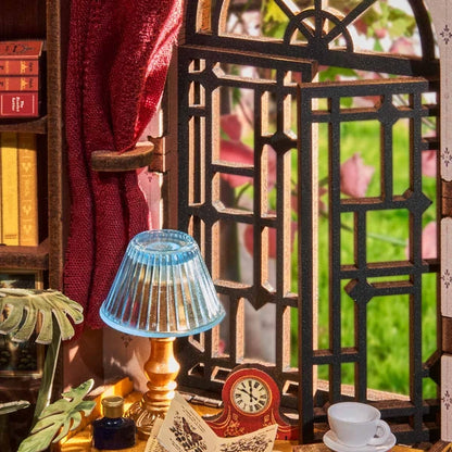 Cicha Pracownia Silent Corner Study Rolife TGE02 – zbliżenie na górny balkon z złotą balustradą, walizką i motylami na szczycie biblioteki