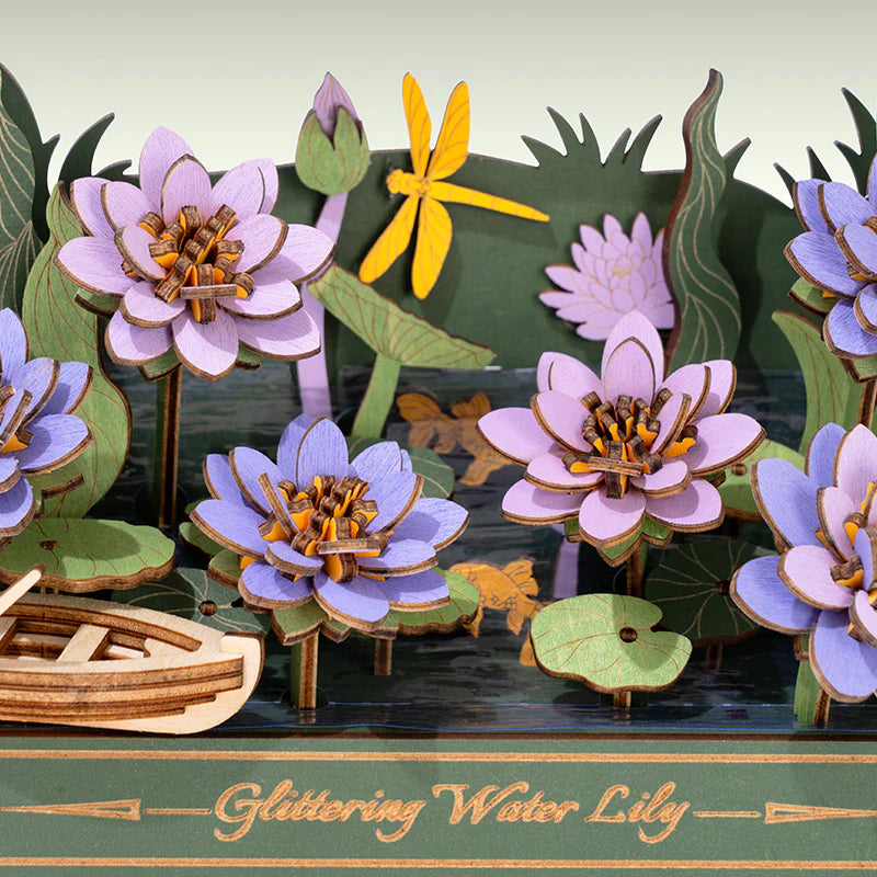 Lilie Wodne Glittering Water Lily Rowood TH001 – zbliżenie na składanie fioletowej lilii wodnej z drewnianych elementów w rękach