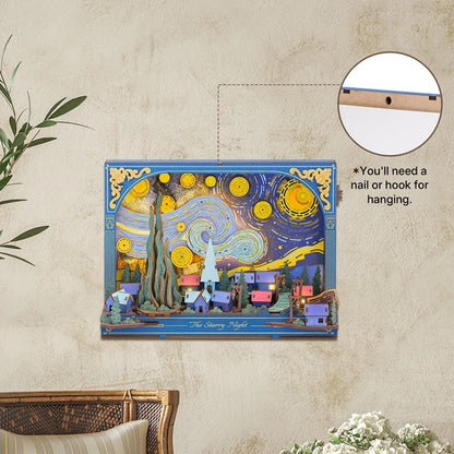 Gwiaździsta Noc The Starry Night Rowood TH003 – model zawieszony na beige ścianie z widocznym haczykiem do wieszania, wirujące niebo z złotymi gwiazdami