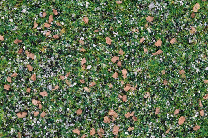 Base Ready Taiga Hillside – widok z góry na posypkę terenową imitującą podłoże lasu tajgi z kamieniami, trawą i organicznymi kruszywami
