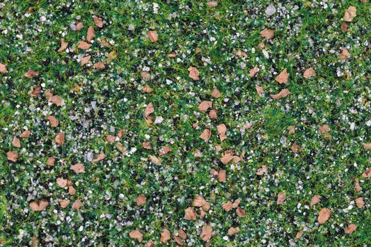 Base Ready Taiga Hillside – widok z góry na posypkę terenową imitującą podłoże lasu tajgi z kamieniami, trawą i organicznymi kruszywami

