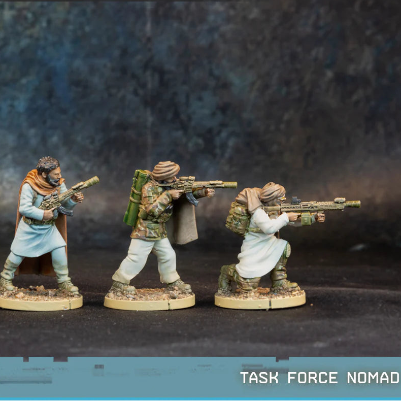 Task Force Nomad Spectre Miniatures – 3 operatorzy w lokalnych strojach z MCX Spear i LMG, 28mm widok z przodu
