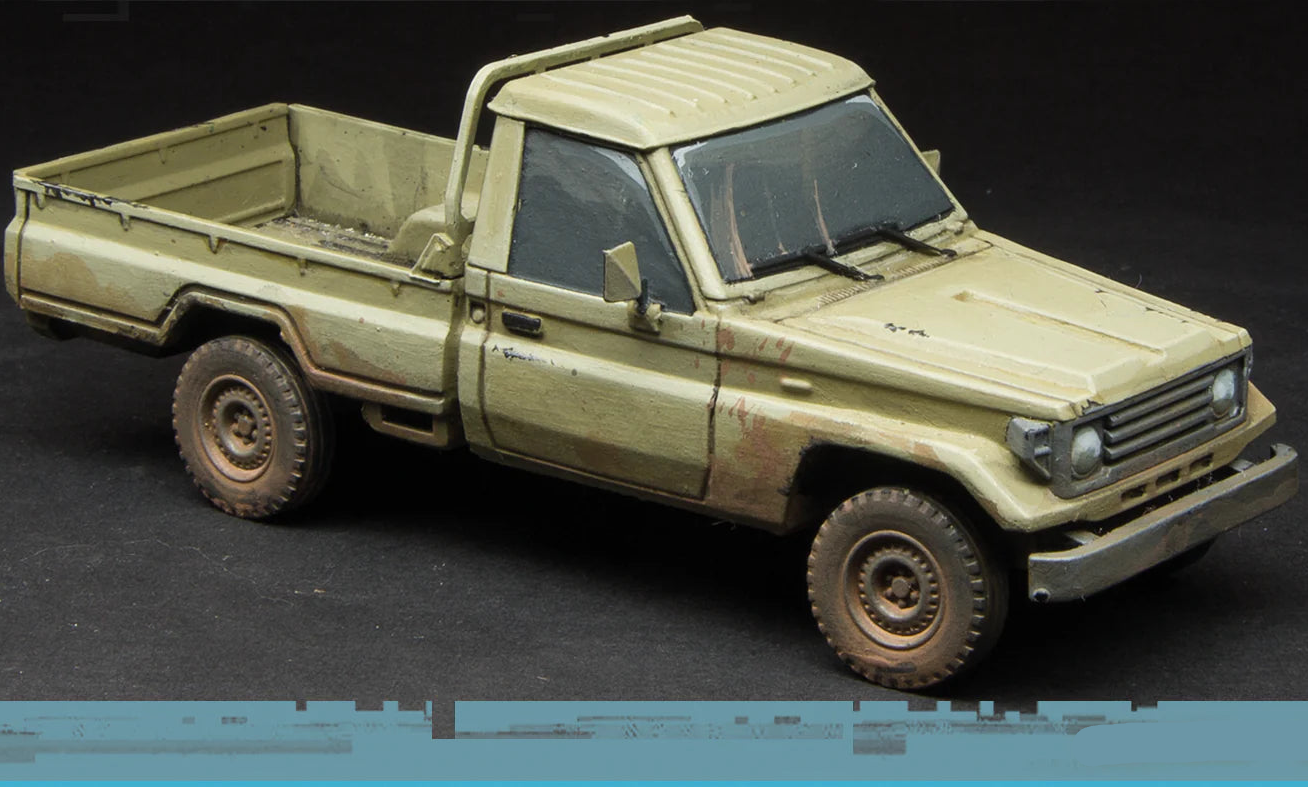 Technical Alfa Spectre Miniatures – pickup truck model żywica 1/50 widok z przodu skos, pustynny kamuflaż

