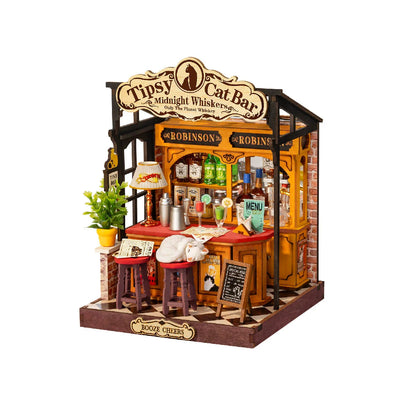 Bar dla Kotów Tipsy Cat Bar Rolife DS054 – zbliżenie na półki z butelkami whisky Robinson i koktajlami z limonką