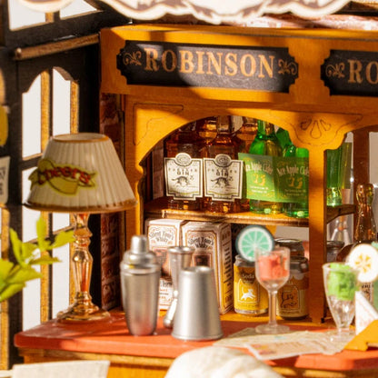 Bar dla Kotów Tipsy Cat Bar Rolife DS054 – zbliżenie na lampkę Cheers, shaker i miniaturową roślinę w żółtej doniczce