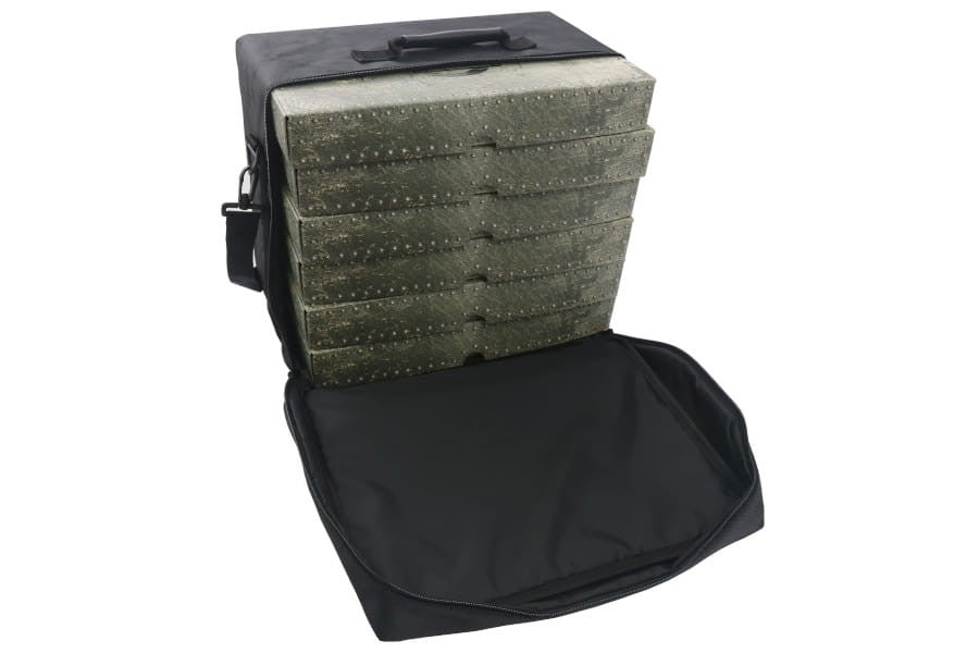 Safe & Sound Torba MAXI otwarta – 5 pudełek standardowych Safe & Sound w torbie, widok z boku z otwartym zamkiem błyskawicznym, czarna torba z paskiem na ramię
