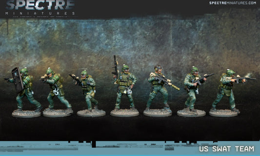 US SWAT Team Spectre Miniatures – 7 funkcjonariuszy SWAT w zielonych mundurach z M4, tarczą balistyczną i DMR G28, 28mm widok z przodu
