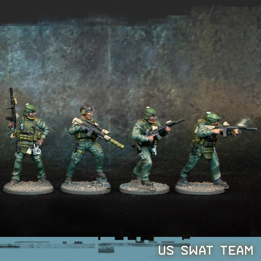 US SWAT Team Spectre Miniatures – 4 funkcjonariuszy SWAT w zielonych mundurach z M4, tarczą balistyczną i DMR G28, 28mm widok z przodu
