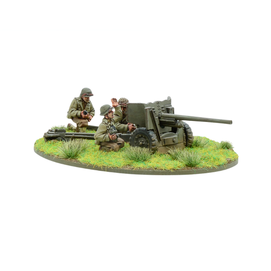 US Army M1 57mm Anti-Tank Team – armata przeciwpancerna z obsługą 3 figurek amerykańskich żołnierzy w hełmach, na owalnej podstawce z trawiastym terenem | Bolt Action | Warlord Games
