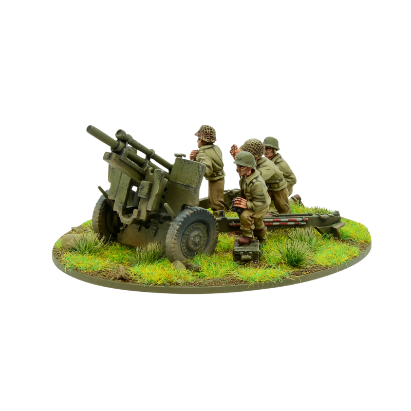 US Army M2A1 105mm Howitzer – haubica z obsługą 4 figurek amerykańskich żołnierzy w hełmach z siatką, na owalnej podstawce z trawiastym terenem 
