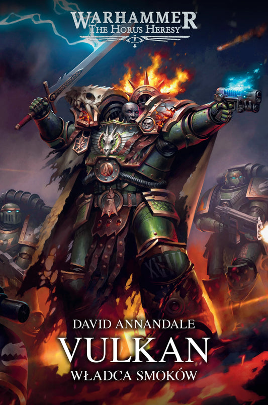 Warhammer The Horus Heresy Primarchs Vulkan Władca Smoków Tom IX – okładka powieści: Vulkan ciemnoskóry Kosmiczny Marine w zielonej zbroi z mieczem i pistoletem uniesionym w górę na tle płomieni i błyskawic, żołnierze Salamandrów w tle, napis Vulkan Władca Smoków, autor David Annandale, logo Warhammer The Horus Heresy, wydawnictwo Copernicus Corporation
