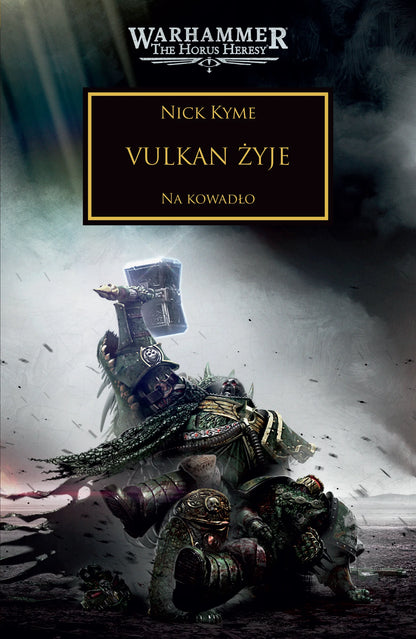 Warhammer The Horus Heresy Vulkan Żyje Tom XXVI Na Kowadło – okładka powieści: zbliżenie na Prymarchę Vulkana w zielonej zbroi Salamandrów unoszącego ogromny młot bojowy nad pokonanym wrogiem, burzowe niebo i latające odłamki w tle, napis Vulkan Żyje Na Kowadło, autor Nick Kyme, logo Warhammer The Horus Heresy, wydawnictwo Copernicus Corporation
