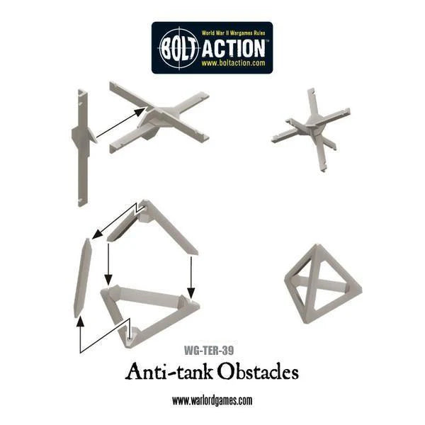 Anti-Tank Obstacles WG-TER-39 - niepomalowane szare plastikowe elementy białe tło: 4 różne konfiguracje przeszkód przeciwpancernych - góra lewa: drewniana rama X z drutem kolczastym (strzałki pokazują montaż) - góra prawa: mała rama X - środek lewa: trójkątna piramida z drutem (strzałki pokazują montaż) - środek prawa: mała piramida tetraedr - logo Bolt Action na górze - WG-TER-39 Anti-tank Obstacles - www.warlordgames.com