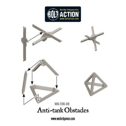 Anti-Tank Obstacles WG-TER-39 - niepomalowane szare plastikowe elementy białe tło: 4 różne konfiguracje przeszkód przeciwpancernych - góra lewa: drewniana rama X z drutem kolczastym (strzałki pokazują montaż) - góra prawa: mała rama X - środek lewa: trójkątna piramida z drutem (strzałki pokazują montaż) - środek prawa: mała piramida tetraedr - logo Bolt Action na górze - WG-TER-39 Anti-tank Obstacles - www.warlordgames.com