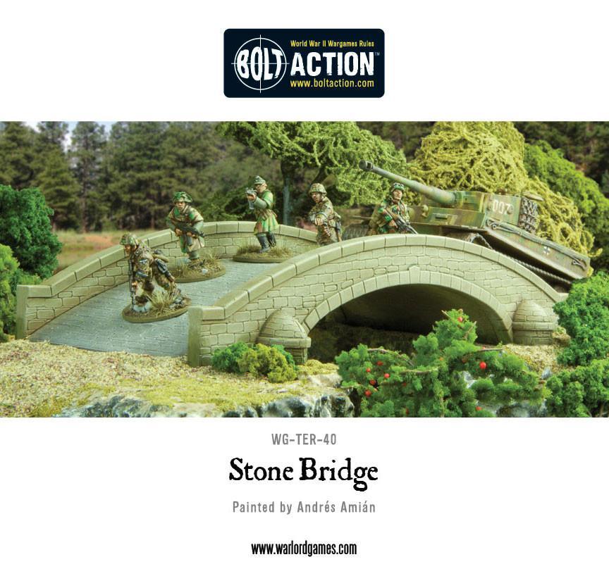 Stone Bridge WG-TER-40 - diorama Bolt Action 28mm z kamiennym mostem: pomalowany beżowy jednoarkowy kamienny most z ceglaną teksturą, balustrada z kamiennymi słupkami, 5 żołnierzy alianckich w mundurach khaki na moście, zielony czołg Sherman M4 po prawej, niebieska rzeka pod mostem, gęsty las w tle, zielone krzewy - logo Bolt Action na górze - WG-TER-40 Stone Bridge - Painted by Andrés Amián - www.warlordgames.com