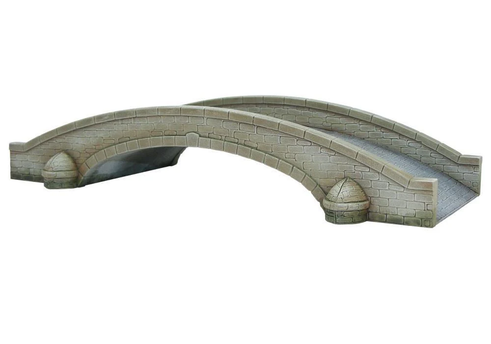 Stone Bridge WG-TER-40 - niepomalowany szary plastikowy jednoarkowy kamienny most białe tło: beżowy most z ceglaną teksturą, jednoarkowa konstrukcja, balustrada z kamiennymi słupkami na obu końcach, płaska powierzchnia do chodzenia, arkada pod mostem - Hard plastic single-arched stone bridge for 28mm wargaming - Warlord Games Italeri