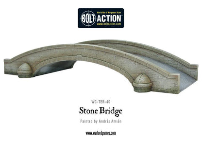 Stone Bridge WG-TER-40 - pomalowany beżowy jednoarkowy kamienny most 28mm białe tło z logo Bolt Action: beżowy most z ceglaną teksturą, jednoarkowa konstrukcja, balustrada z kamiennymi słupkami na obu końcach, płaska powierzchnia do chodzenia z teksturą kamieni brukowych, arkada pod mostem - WG-TER-40 Stone Bridge - Painted by Andrés Amián - www.warlordgames.com
