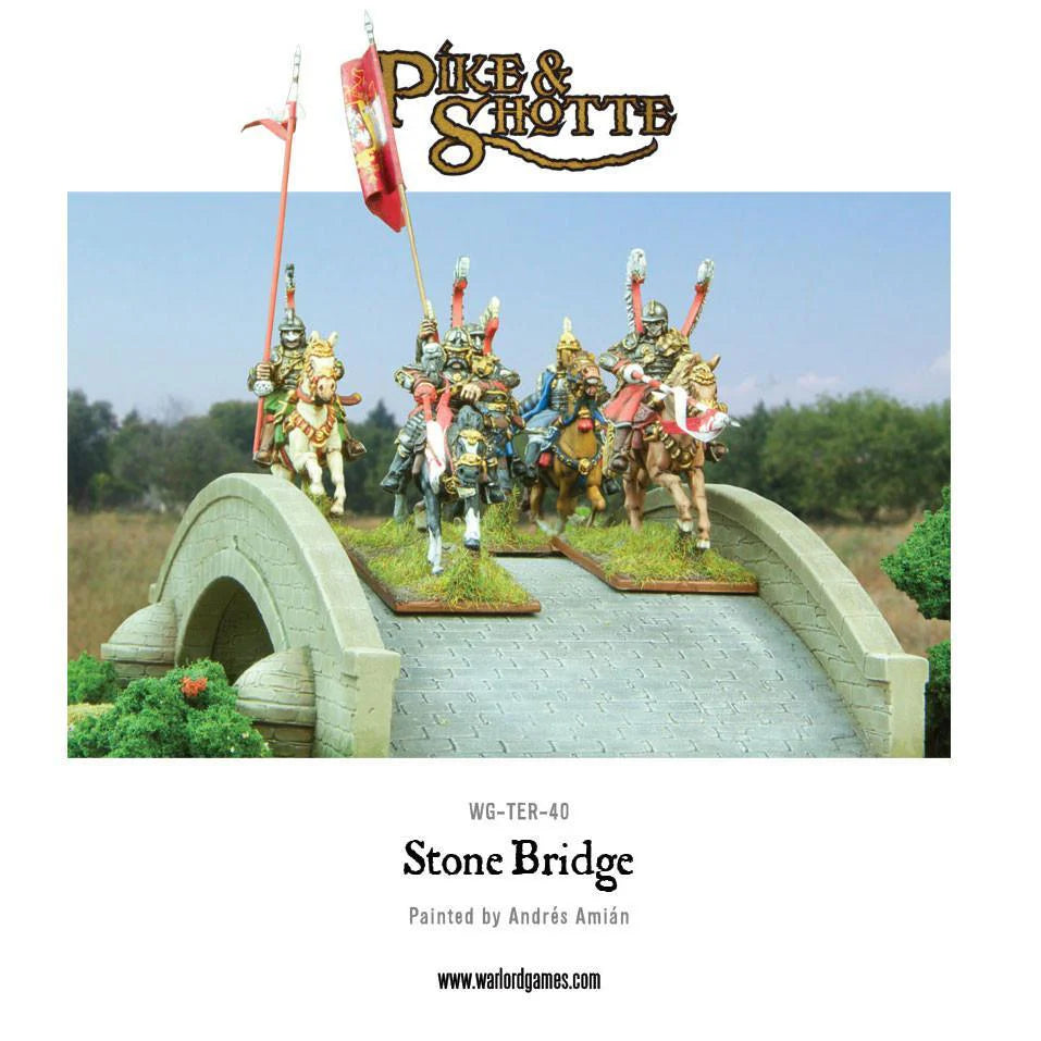 Stone Bridge WG-TER-40 - diorama Pike & Shotte 28mm z kamiennym mostem: pomalowany beżowy jednoarkowy kamienny most, 4 jeźdźców na koniach na moście - dowódca z pomarańczową flagą, chorąży z czerwono-białą flagą, oficerowie w kolorowych mundurach renesansowych, zielone krzewy i czerwone kwiaty na brzegu, gęsty las w tle - logo Pike & Shotte na górze - WG-TER-40 Stone Bridge - Painted by Andrés Amián - www.warlordgames.com
