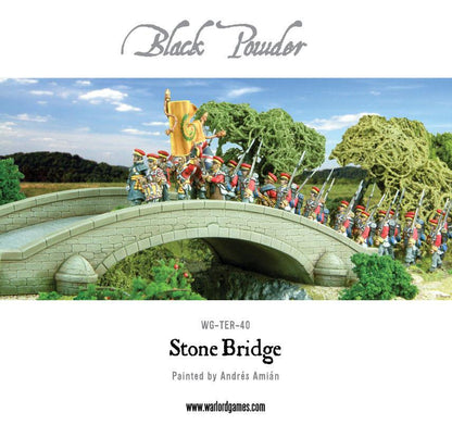 Stone Bridge WG-TER-40 - diorama Black Powder napoleońskie z kamiennym mostem: pomalowany beżowy jednoarkowy kamienny most, 20+ żołnierzy napoleońskich w czerwonych i niebieskich mundurach na moście, oficer z szablą, chorąży ze złotym orłem napoleońskim, gęsty las z drzew w tle, zielone krzewy na brzegu - logo Black Powder na górze - WG-TER-40 Stone Bridge - Painted by Andrés Amián - www.warlordgames.com