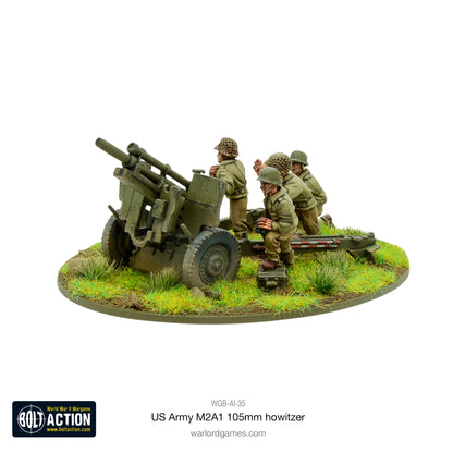 US Army M2A1 105mm Howitzer – haubica z obsługą 4 figurek amerykańskich żołnierzy w hełmach z siatką, na owalnej podstawce z trawiastym terenem 
