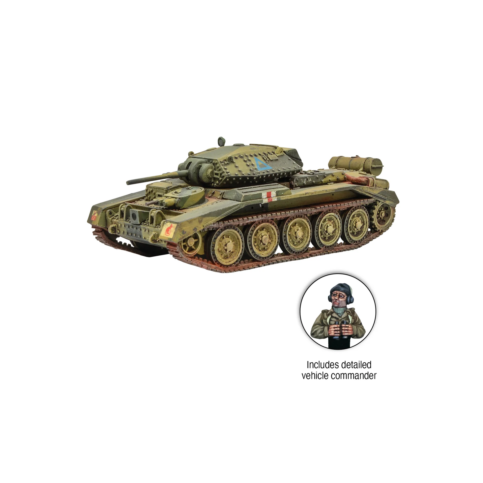 Crusader Mk I/II Cruiser Tank Bolt Action Warlord Games - pomalowany model 28mm widok z lewej przedniej strony, czołg krążowniczy w zielono-brązowym kamuflażu pustynnym z niebieskim trójkątem na wieżyczce i numerem T-17-54, czerwono-biała flaga na kadłubie, efekty weatheringu rdzy i błota na gąsienicach, zbliżenie figurki dowódcy pojazdu w berecie z lornetką, napis Includes detailed vehicle commander, białe tło