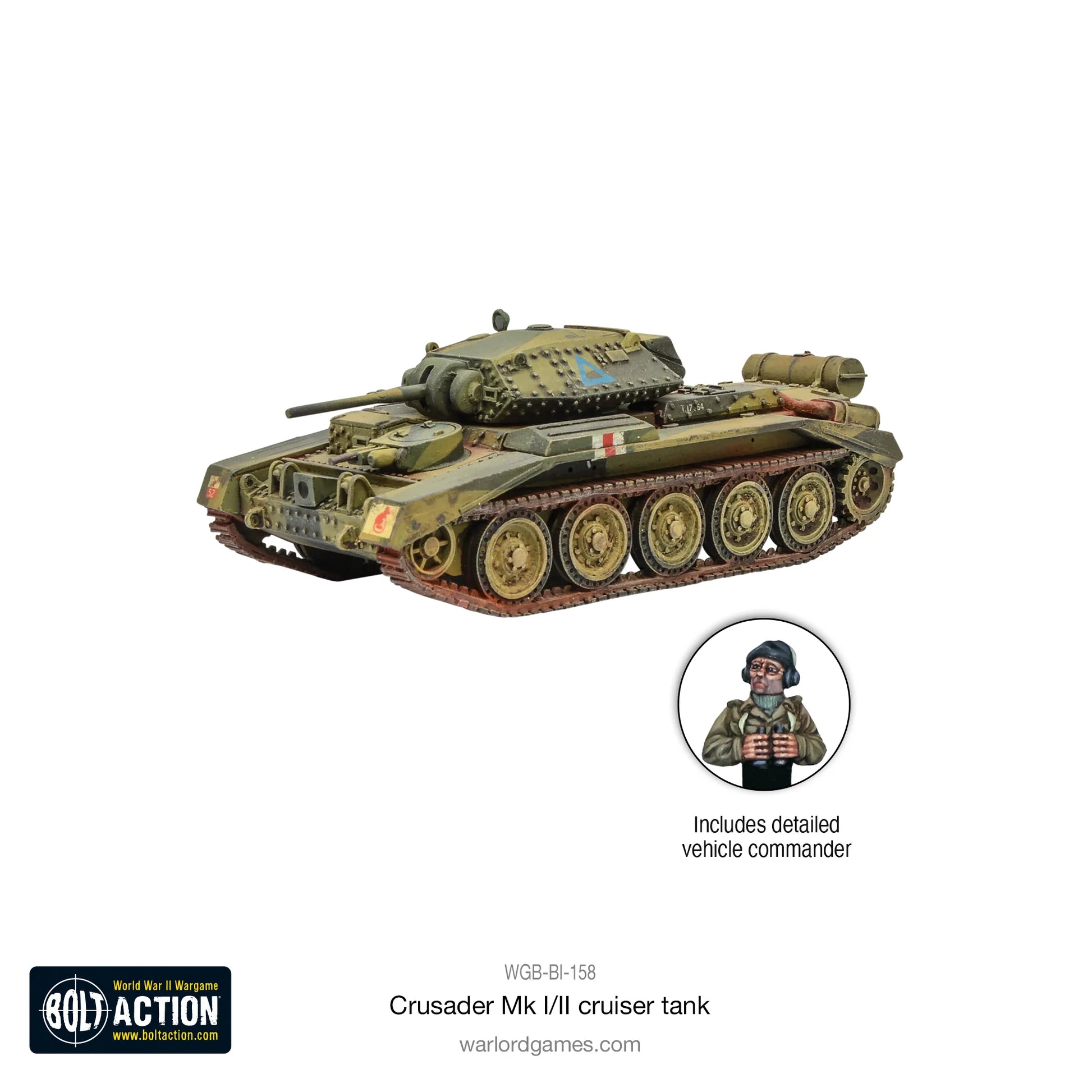 Crusader Mk I/II Cruiser Tank Bolt Action - pomalowany model 28mm widok z lewej przedniej strony, czołg krążowniczy w zielono-brązowym kamuflażu pustynnym z niebieskim trójkątem na wieżyczce i numerem T-17-54, czerwono-biała flaga na kadłubie, efekty weatheringu, zbliżenie figurki dowódcy pojazdu w berecie z lornetką, logo Bolt Action, kod WGB-BI-158