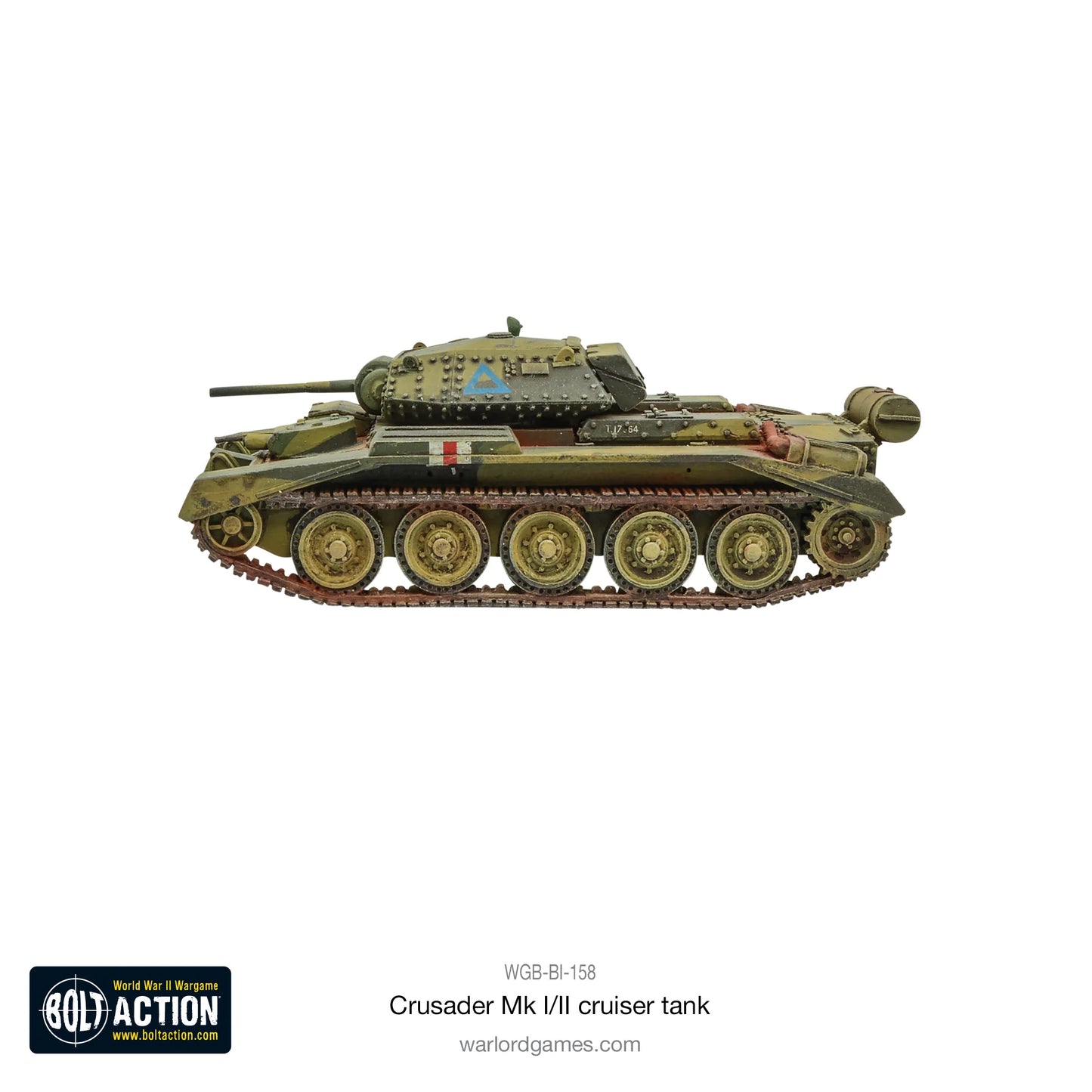 Crusader Mk I/II Cruiser Tank Bolt Action - pomalowany model 28mm widok z lewej strony panoramiczny, czołg krążowniczy w zielono-brązowym kamuflażu pustynnym z niebieskim trójkątem na wieżyczce i numerem T-17-54, czerwono-biała flaga na kadłubie, detale gąsienic i kół jezdnych, efekty weatheringu, logo Bolt Action, kod WGB-BI-158