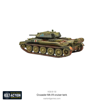 Crusader Mk I/II Cruiser Tank Bolt Action - pomalowany model 28mm widok z prawej tylnej strony, czołg krążowniczy w zielono-brązowym kamuflażu pustynnym z niebieskim trójkątem na wieżyczce i numerem T-17-54, detale tylnej płyty pancernej i gąsienic, efekty weatheringu rdzy i błota, logo Bolt Action, kod WGB-BI-158