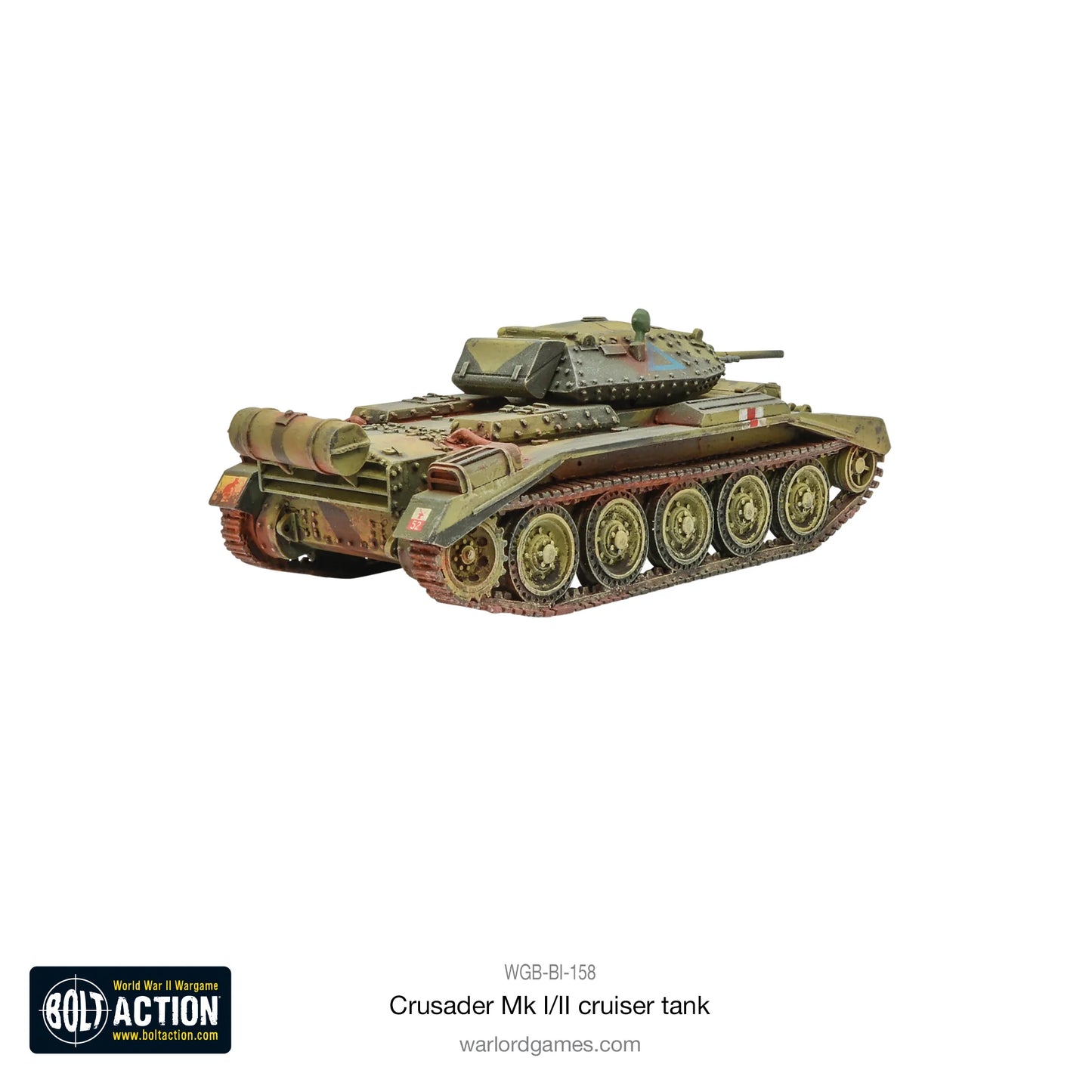 Crusader Mk I/II Cruiser Tank Bolt Action - pomalowany model 28mm widok z lewej tylnej strony, czołg krążowniczy w zielono-brązowym kamuflażu pustynnym z niebieskim trójkątem na wieżyczce i numerem T-17-54, czerwono-biała flaga na kadłubie, detale tylnej płyty pancernej i gąsienic, efekty weatheringu, logo Bolt Action, kod WGB-BI-158