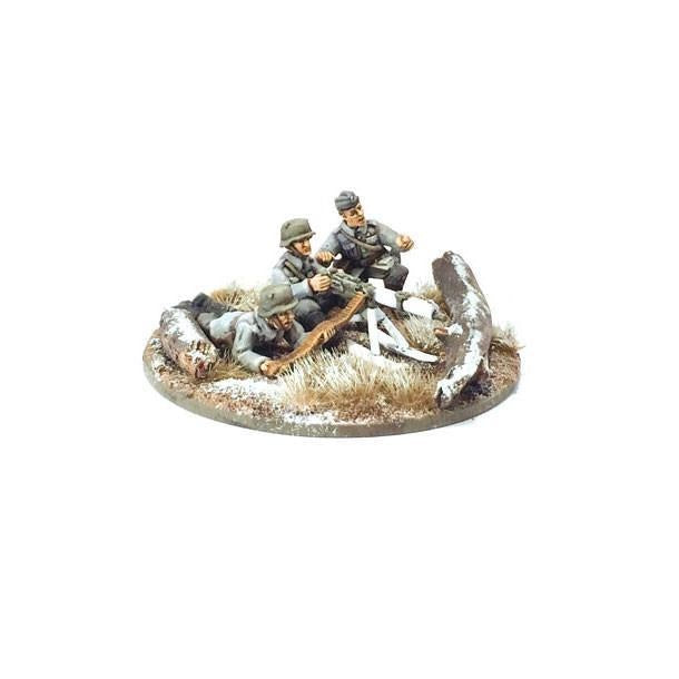 Finnish MMG Team – widok z przodu: celowniczy przy Maximie, ładowniczy i obserwator w białych kombinezonach zimowych, podstawka z trawą i śniegiem, metal 28mm Bolt Action
