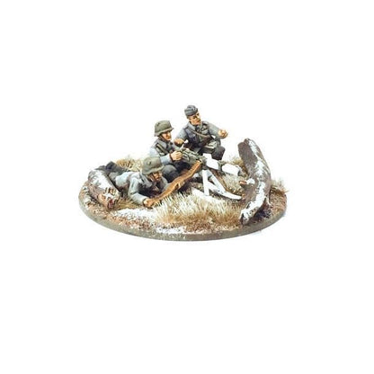 Finnish MMG Team – widok z przodu: celowniczy przy Maximie, ładowniczy i obserwator w białych kombinezonach zimowych, podstawka z trawą i śniegiem, metal 28mm Bolt Action
