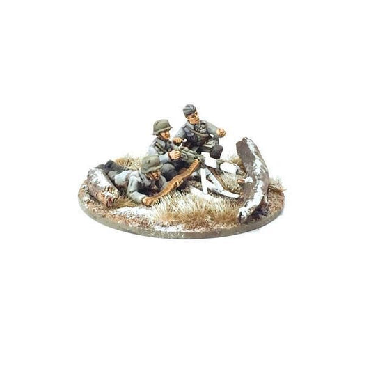 Finnish MMG Team – widok z przodu: celowniczy przy Maximie, ładowniczy i obserwator w białych kombinezonach zimowych, podstawka z trawą i śniegiem, metal 28mm Bolt Action