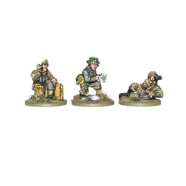 Waffen-SS Forward Observer Team Bolt Action 28mm - 3 figurki widok z przodu: operator radiowy siedzący przy skrzynce radiowej, obserwator klęczący z mapą, snajper leżący z lornetką, kamuflaż SS Erbsenmuster, tufty trawy, kod WGB-LSS-02