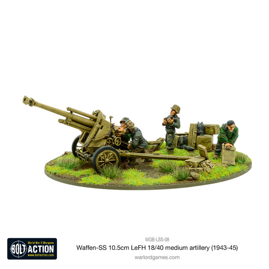 Waffen-SS 10.5cm LeFH 18/40 – widok z lewej: celowniczy przy lunecie, ładowniczy z nabojem, skrzynie amunicji, metal 28mm Bolt Action
