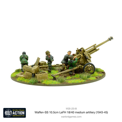 Waffen-SS 10.5cm LeFH 18/40 – widok z prawej: obsługa SS w kamuflażu Erbsenmuster, haubica skierowana w prawo, metal 28mm Bolt Action