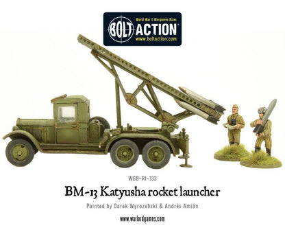 BM-13 Katyusha Rocket Launcher – pomalowany model, widok z boku lewego z wyrzutnią i załogą ładującą rakietę, logo Bolt Action, WGB-RI-133
