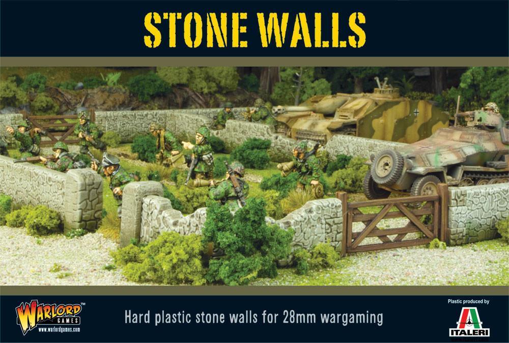 Stone Walls WG-TER-38 - diorama Bolt Action 28mm z kamiennymi murami: pomalowane beżowe kamienne mury z zielonym mchem, żołnierze alianccy w osłonie za murami, drewniana brama z krzyżowym wzorem, zielone krzewy i trawa, żółty pojazd pancerny StuG III w tle po lewej, pojazd Sd.Kfz 251 po prawej, gęsty las z drzew w tle - STONE WALLS żółty napis na górze - Hard plastic stone walls for 28mm wargaming - logo Warlord Games i Italeri - Plastic produced by Italeri
