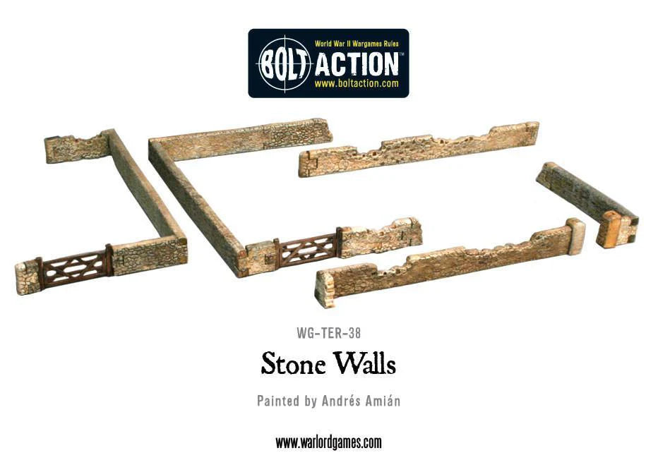 Stone Walls WG-TER-38 - pomalowane plastikowe kamienne mury 28mm białe tło z logo Bolt Action: 8 segmentów murów w różnych długościach - beżowe kamienne mury z zielonym mchem, narożniki, proste odcinki, segment z drewnianą bramą, zniszczone fragmenty - WG-TER-38 Stone Walls - Painted by Andrés Amián - www.warlordgames.com - logo Bolt Action World War II Wargames Rules