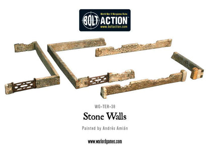 Stone Walls WG-TER-38 - pomalowane plastikowe kamienne mury 28mm białe tło z logo Bolt Action: 8 segmentów murów w różnych długościach - beżowe kamienne mury z zielonym mchem, narożniki, proste odcinki, segment z drewnianą bramą, zniszczone fragmenty - WG-TER-38 Stone Walls - Painted by Andrés Amián - www.warlordgames.com - logo Bolt Action World War II Wargames Rules