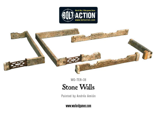 Stone Walls WG-TER-38 - pomalowane plastikowe kamienne mury 28mm białe tło z logo Bolt Action: 8 segmentów murów w różnych długościach - beżowe kamienne mury z zielonym mchem, narożniki, proste odcinki, segment z drewnianą bramą, zniszczone fragmenty - WG-TER-38 Stone Walls - Painted by Andrés Amián - www.warlordgames.com - logo Bolt Action World War II Wargames Rules