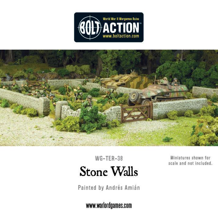 Stone Walls WG-TER-38 - diorama Bolt Action 28mm z kamiennymi murami: beżowe kamienne mury z zielonym mchem, żołnierze alianccy w osłonie za murami, drewniana brama z krzyżowym wzorem, zielone krzewy i trawa, żółty pojazd pancerny w tle po prawej, gęsty las z drzew w tle - logo Bolt Action na górze - WG-TER-38 Stone Walls - Painted by Andrés Amián - Miniatures shown for scale and not included - www.warlordgames.com