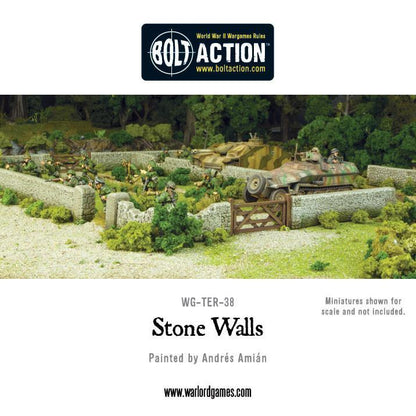 Stone Walls WG-TER-38 - diorama Bolt Action 28mm z kamiennymi murami: beżowe kamienne mury z zielonym mchem, żołnierze alianccy w osłonie za murami, drewniana brama z krzyżowym wzorem, zielone krzewy i trawa, żółty pojazd pancerny w tle po prawej, gęsty las z drzew w tle - logo Bolt Action na górze - WG-TER-38 Stone Walls - Painted by Andrés Amián - Miniatures shown for scale and not included - www.warlordgames.com