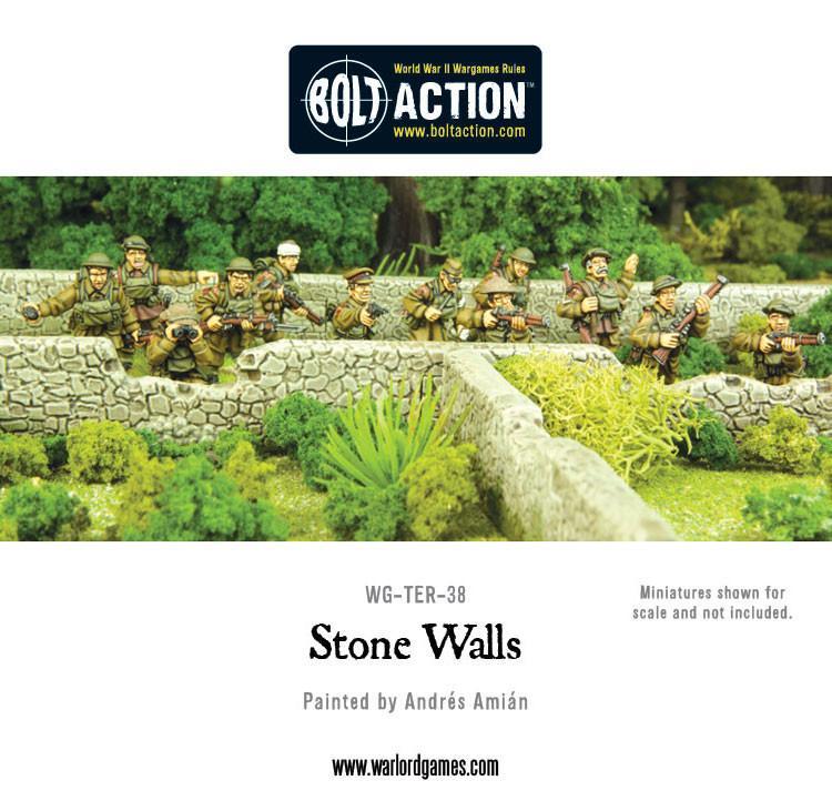 Stone Walls WG-TER-38 - diorama Bolt Action 28mm z kamiennymi murami: beżowe kamienne mury z zielonym mchem, 10 żołnierzy brytyjskich w mundurach khaki w osłonie za murami z karabinami, zielone krzewy i trawa, gęsty las z drzew w tle - logo Bolt Action na górze - WG-TER-38 Stone Walls - Painted by Andrés Amián - Miniatures shown for scale and not included - www.warlordgames.com