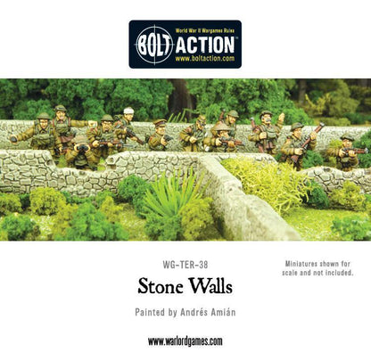 Stone Walls WG-TER-38 - diorama Bolt Action 28mm z kamiennymi murami: beżowe kamienne mury z zielonym mchem, 10 żołnierzy brytyjskich w mundurach khaki w osłonie za murami z karabinami, zielone krzewy i trawa, gęsty las z drzew w tle - logo Bolt Action na górze - WG-TER-38 Stone Walls - Painted by Andrés Amián - Miniatures shown for scale and not included - www.warlordgames.com