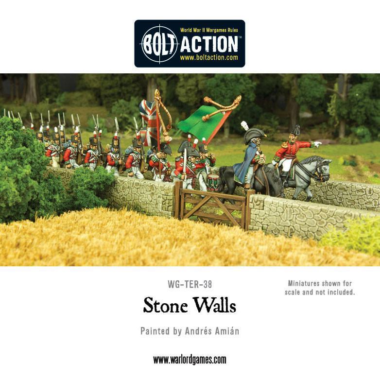 Stone Walls WG-TER-38 - diorama Black Powder napoleońskie z kamiennymi murami: beżowe kamienne mury z zielonym mchem, drewniana brama z krzyżowym wzorem, żołnierze napoleońscy w czerwonych mundurach z białymi pasami krzyżowymi i czarnymi czapkach, oficer na białym koniu, chorąży z zieloną flagą z czerwonym pasem, żółte pole pszenicy na pierwszym planie, gęsty las w tle - logo Bolt Action na górze - WG-TER-38 Stone Walls - Painted by Andrés Amián - Miniatures shown for scale and not included - www.warlordgam